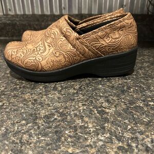 Tan Safe T step tooled floral pattern clogs. Nurse shoes Bohemian/ Gypsy style